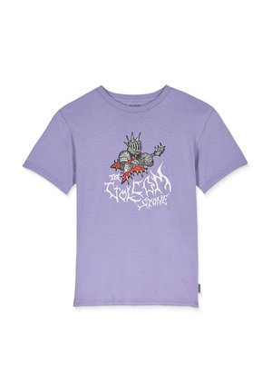 T-shirt en coton lilas avec un graphique d'un chevalier en armure avec des pointes et une guitare, souligné par un texte blanc en dessous du design.