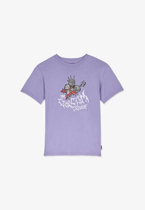 Lyse lilla bomulds t-shirt med et grafisk motiv af en panserridder med pigge og en guitar, fremhævet af hvid tekst under designet.