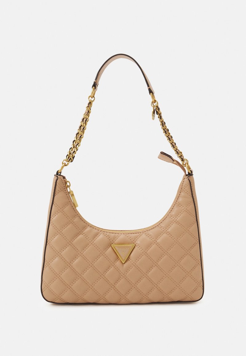 Sac à main matelassé beige avec bandoulière en chaîne dorée, plaque logo triangulaire dorée et fermeture éclair sur le dessus.