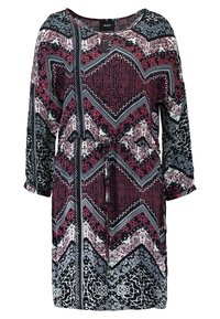 Bedrucktes Kleid mit lockerer Passform, das ein geometrisches Muster in Burgunder, Schwarz und Weiß zeigt, mit einem Gürtel in der Taille und Dreiviertelärmeln.