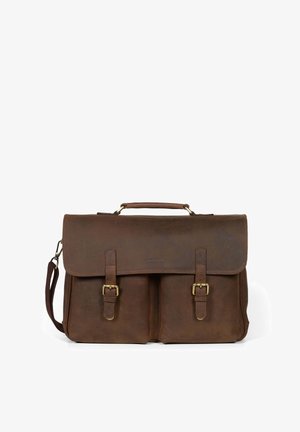 Braune Lederhandtasche in rechteckiger Form mit zwei vorderen Taschen, einem oberen Griff und einem verstellbaren Schultergurt. Messingverzierungen.