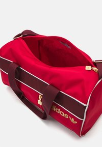 adidas Originals SPORT SMALL UNISEX - Saco de viagem - better scarlet