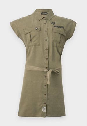Von Dutch, DRESS WITH EMBROIDERED BADGES FRONT PRINT AND METAL BADGE - Robe chemise - kaki