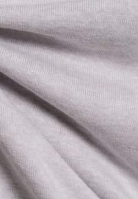 Tessuto a maglia grigio chiaro con una texture morbida, caratterizzato da un sottile motivo a coste e una caduta fluida, che mette in risalto la sua elasticità e flessibilità.
