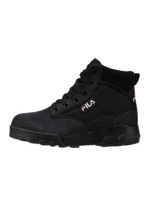 Schwarzer Fila High-Top-Stiefel mit Schnürung vorne, gepolstertem Kragen, robuster Sohle und gesticktem Fila-Logo an Seite und Ferse.