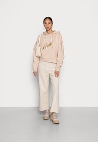 Guess ICONIC HOOD - Camisola - moccasin
