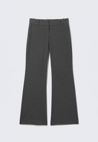Pantalon gris évasé en tissu léger. Il présente une ceinture plate, des coutures discrètes et une texture lisse sans motifs visibles.