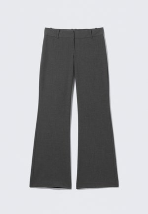 Pantalones acampanados grises hechos de tela ligera. Cuentan con una cintura plana, costuras sutiles y una textura suave sin patrones visibles.