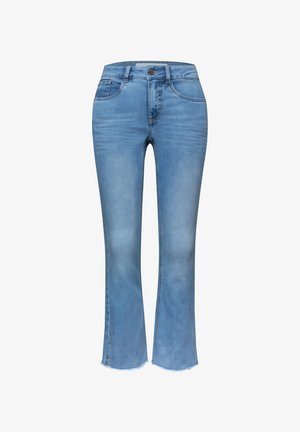 Lichtblauwe denim jeans met een lichte uitlopende pijp, rafelige zoom, voorzakken, knoop- en ritssluiting.