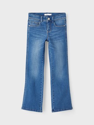 Ausgestellte blaue Jeans aus mittelschwerem Denim, mit klassischem Fünf-Taschen-Design, Knopfverschluss und subtilen Verwaschungen an den Beinen.
