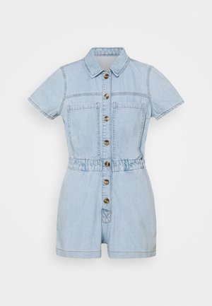 Combinaison en denim bleu clair, manches courtes, col à revers, fermeture à boutons sur le devant et taille élastique. Comprend deux poches poitrine.