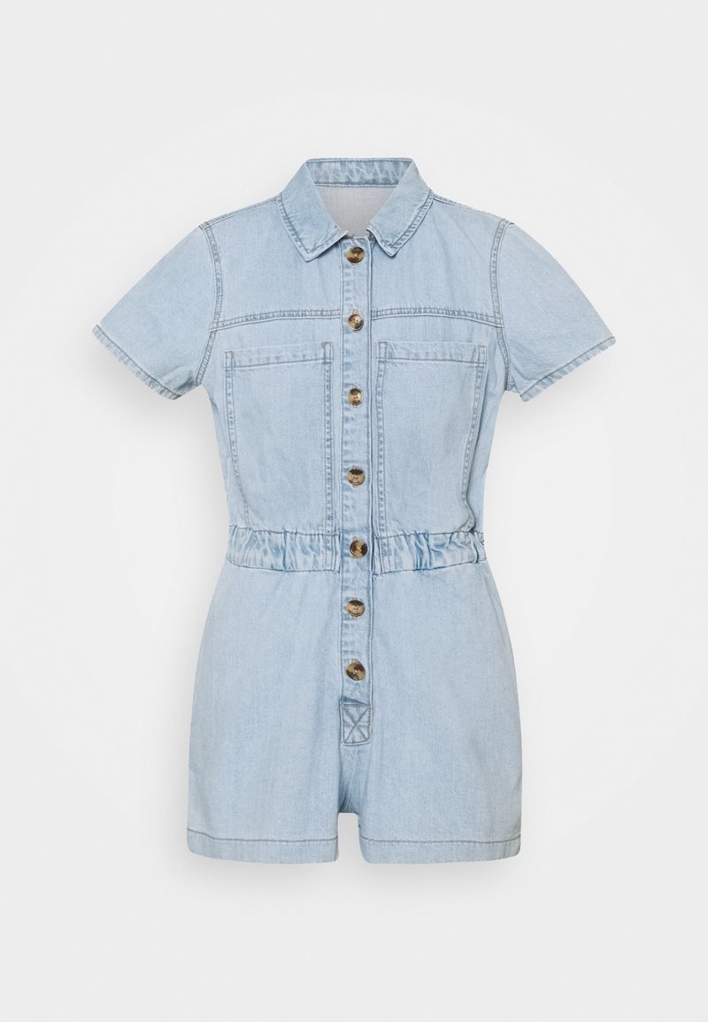Combinaison en denim bleu clair, manches courtes, col à revers, fermeture à boutons sur le devant et taille élastique. Comprend deux poches poitrine.
