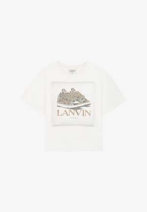 Witte katoenen t-shirt met een grafische print van sneakers. Het ontwerp heeft franjes aan de randen en de tekst "LANVIN PARIS" in goud. Korte mouwen.
