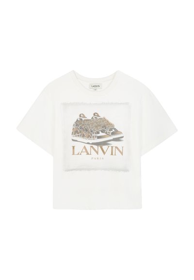 Witte katoenen t-shirt met een grafische print van sneakers. Het ontwerp heeft franjes aan de randen en de tekst "LANVIN PARIS" in goud. Korte mouwen.
