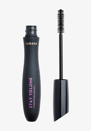 Schwarze Lumene Stay Volume Mascara-Tube mit Bürste, die eine gebogene Bürste und rosa Schrift auf einem mattschwarzen Behälter zeigt.