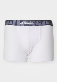 Hvite boksershorts laget av bomull med en grå elastisk midjebånd som har merkevarenavnet "ellesse" i et gjentakende mønster.