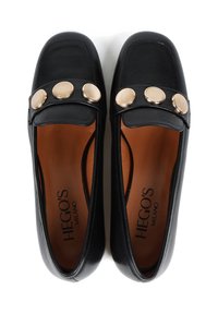 Czarne skórzane mokasyny o kwadratowym nosku, z trzema złotymi guzikami na cholewce i brązowym wykończeniem wewnętrznym.