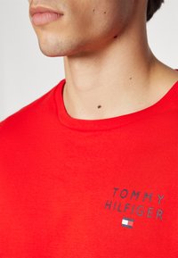 Tommy Hilfiger LOGO - Pyjamashirt - fierce red