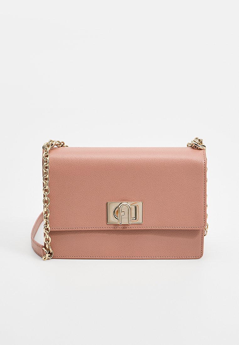 Rosa Leder-Crossbody-Tasche mit strukturiertem Oberflächen, goldenen Kettenriemen und rechteckiger Form. Mit einem auffälligen Logo-Verschluss auf der Vorderseite.