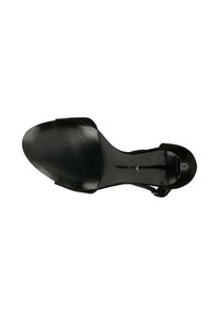 Zwarte hoge hak schoen met een gestructureerde zool met horizontale ribbels, een glad bovenschoenmateriaal en een verstelbare enkelbanddetailing.