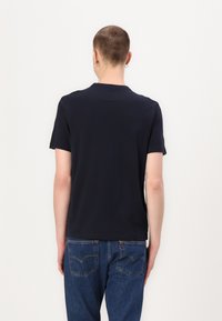Tommy Hilfiger GLOBAL STRIPE TAPE TEE - Basic T-shirt - desert sky