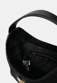 Borsa a tracolla in pelle nera con una texture liscia, tasca interna con zip e dettagli in metallo dorato. Design spazioso con un'ampia apertura.