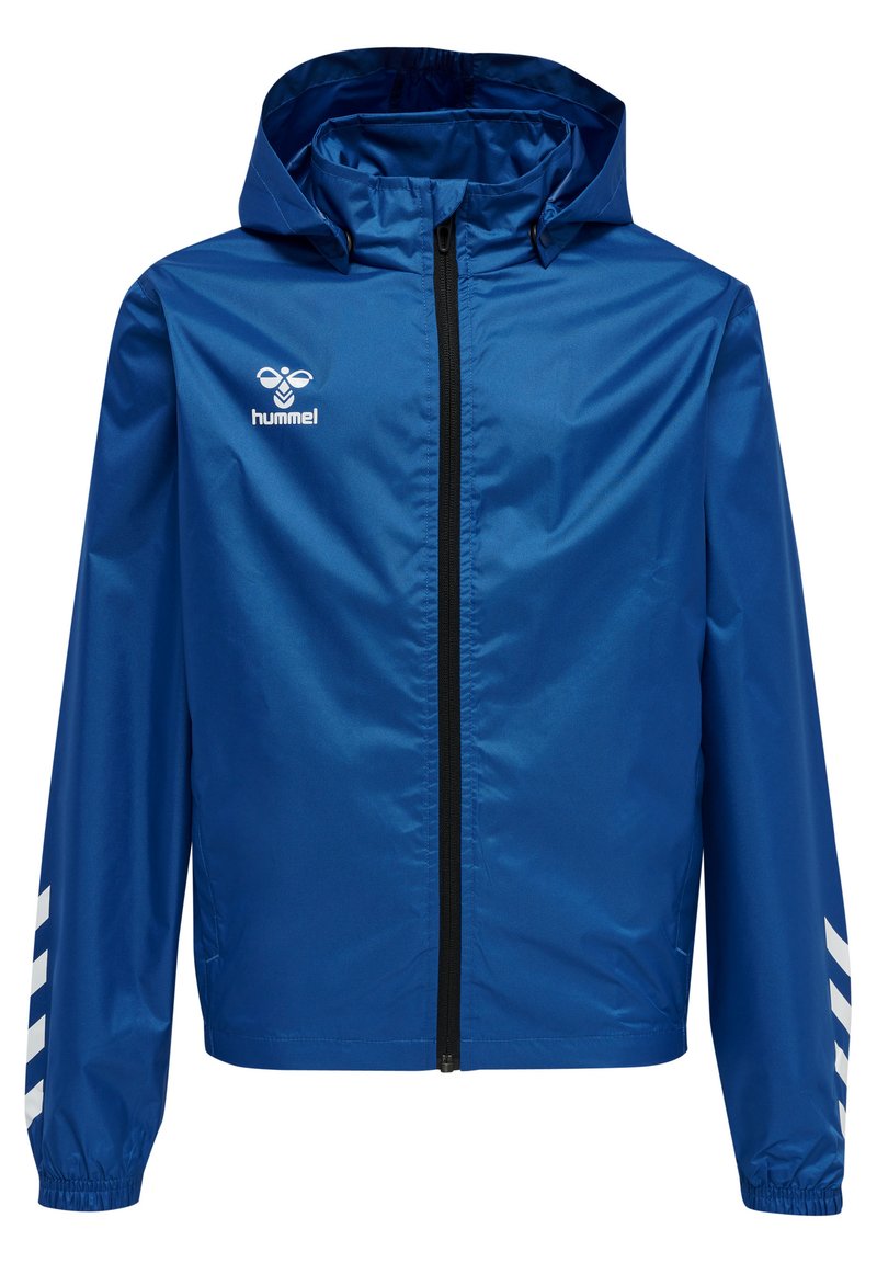 Chaqueta deportiva azul con cremallera frontal, capucha ajustable, puños elásticos y acentos en forma de chevron blancos en las mangas. Material brillante y ligero.