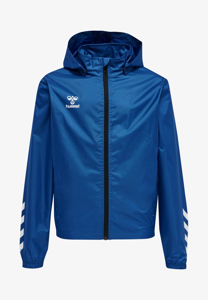 Chaqueta deportiva azul con cremallera frontal, capucha ajustable, puños elásticos y acentos en forma de chevron blancos en las mangas. Material brillante y ligero.