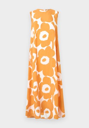 Une robe sans manches avec une coupe ample, arborant un motif floral audacieux orange et blanc sur un tissu léger. Encolure ronde et longueur au genou.