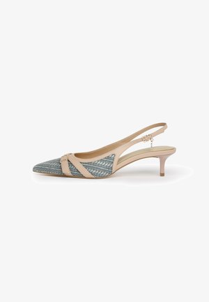 Zapato de tacón bajo de tipo slingback con punta, parte frontal tejida en gris y tiras de cuero beige con hebilla ajustable.