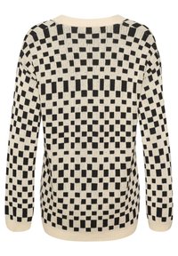 Stickad tröja med en krämfärgad bas och ett svart rutmönster, med långa ärmar och rund halsringning med ribbad nederkant.
