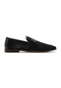 Mocasín de cuero negro perforado con una correa tipo penny y suela marrón, mostrado de lado sobre un fondo blanco.