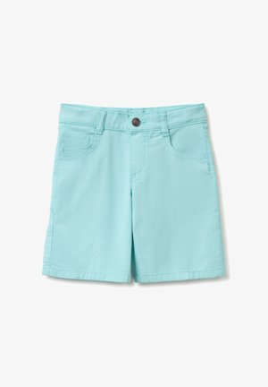 Lichtblauwe casual korte broek met knoop aan de voorkant, riemlussen en zakken op een witte achtergrond.