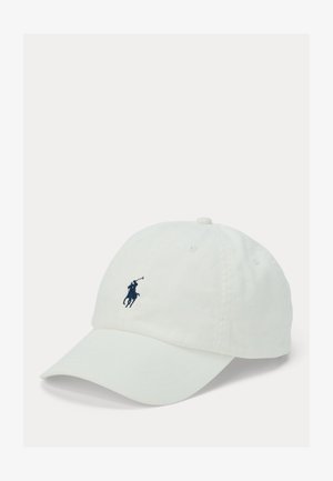 Gorra de béisbol blanca con visera curvada y pequeño logo de jugador de polo en azul marino bordado en el centro delantero.
