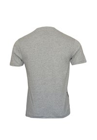 Camiseta de algodón gris con mangas cortas, cuello redondo y una textura suave. La parte trasera presenta un sutil logotipo de la marca cerca del dobladillo.