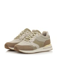 Scarpe sportive beige e sabbia con pannelli in rete, accenti in pelle scamosciata e superfici testurizzate. Presentano dettagli in metallo oro e una suola leggera.