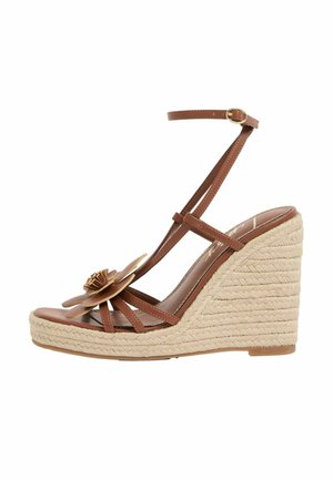 Barna bőr ék alakú szandál fonott juta talppal, bokapántos csattal és díszítő virággal az elülső pántokon.