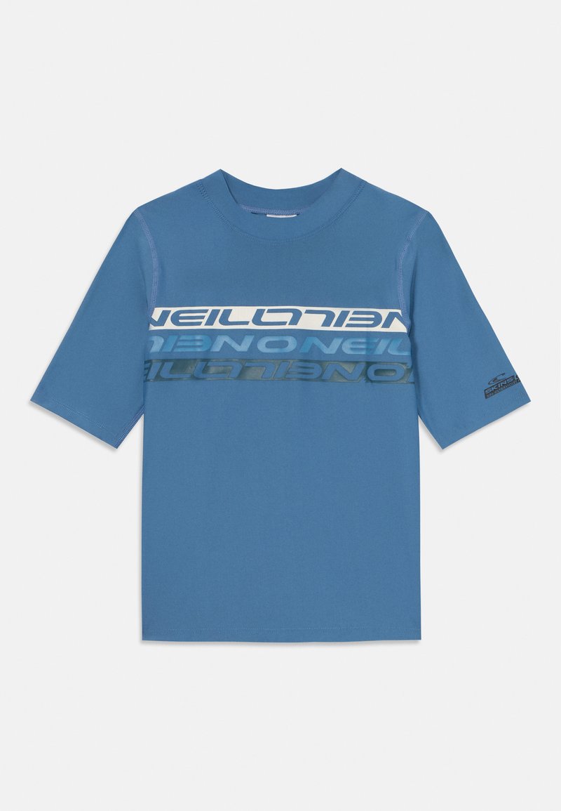 Blå bomullströja med korta ärmar, med en horisontell grafisk design i kontrasterande nyanser. Slät textur och rundad halsringning.