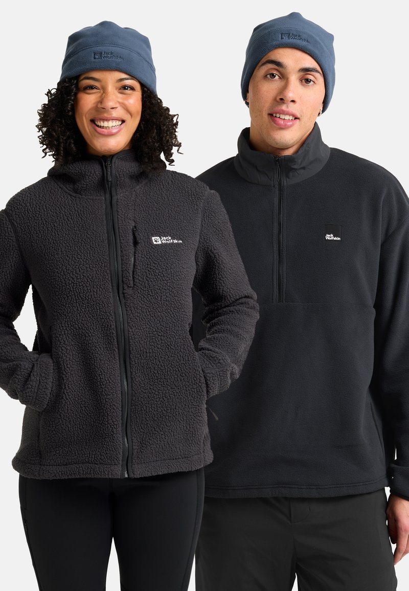 Fleece jassen in donkergrijs; de één heeft een rits aan de voorkant en zakken, de ander heeft een pullover-ontwerp met een hoge kraag. Beide hebben een zachte textuur.