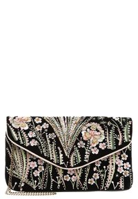 Clutch de terciopelo negro con bordado floral y lentejuelas. Presenta un cierre con solapa y cadena para llevar. Dimensiones aproximadamente 30 cm x 15 cm.