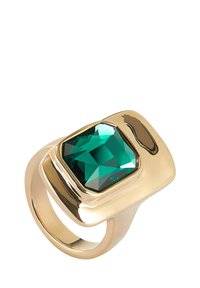 Bague couleur or ornée d'une grande pierre carrée facettée verte, montée sur un anneau lisse au design moderne et épuré.