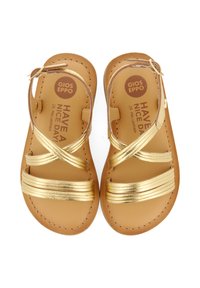 Sandalias de cuero marrón con tiras metálicas doradas, que presentan un diseño entrelazado y una textura suave. Por dentro se lee "QUE TENGAS UN BUEN DÍA."