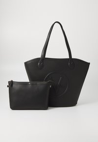 Schwarze Leder-Tote-Tasche mit geprägtem Logo, ausgestattet mit doppelten Schulterriemen und einem abnehmbaren schwarzen Reißverschlussbeutel, beide strukturiert.