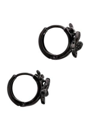 Fekete karika fülbevalók részletes pillangó díszekkel, fehér háttéren bemutatva.