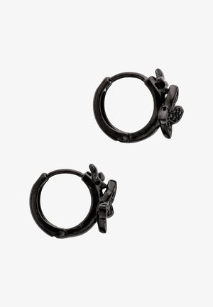 Fekete karika fülbevalók részletes pillangó díszekkel, fehér háttéren bemutatva.