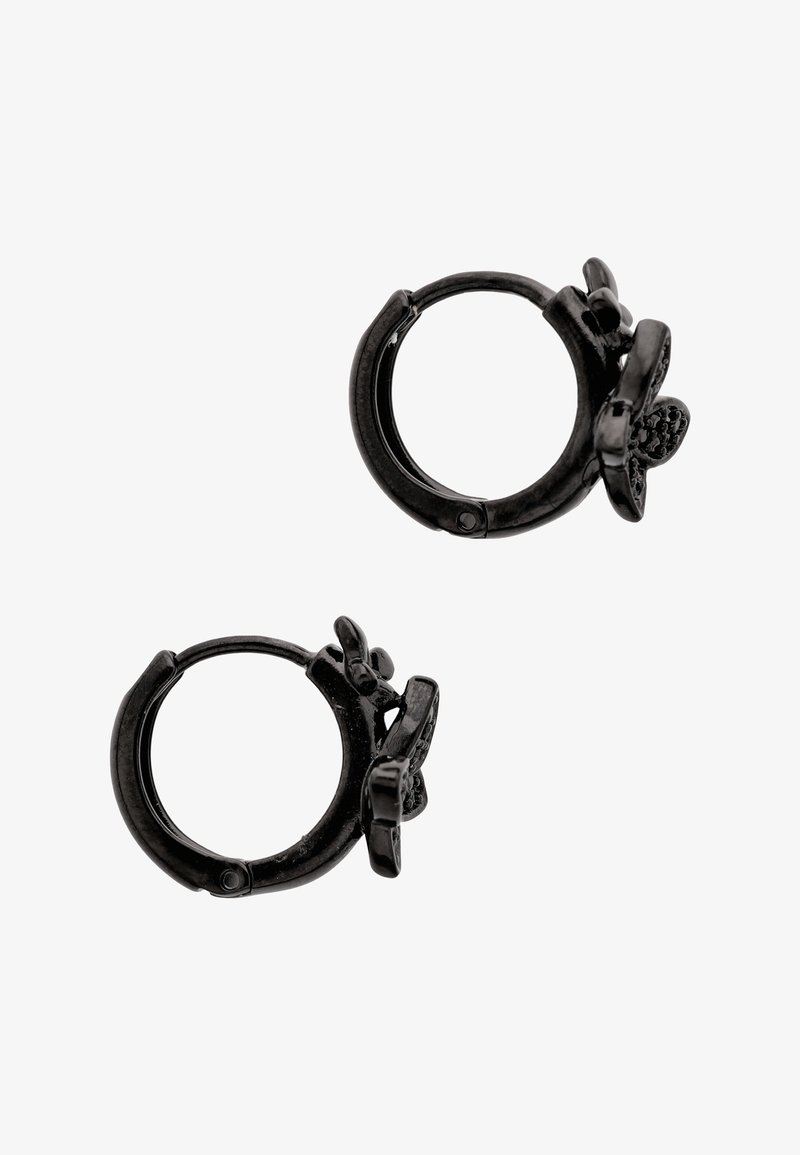 Zwarte oorringen met gedetailleerde vlinderbedels, weergegeven op een witte achtergrond.