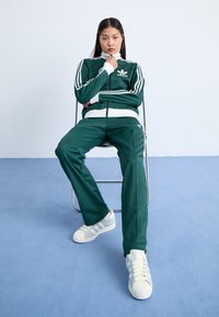 adidas Originals - BECKENBAUER TP - Trainingsbroek - mineral green Miniatuurafbeelding 1