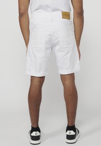 BERMUDA STRECTH - Pantaloni scurți din denim - denim blanco   white denim