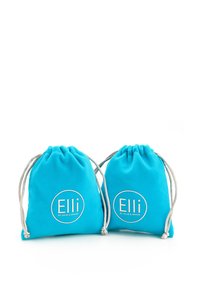 Dva ruksaka na vezanje u svijetloplavoj tkanini s glatkom teksturom. Svaki ruksak ima okrugli logo otisnut u bijeloj boji s natpisom "Elli."