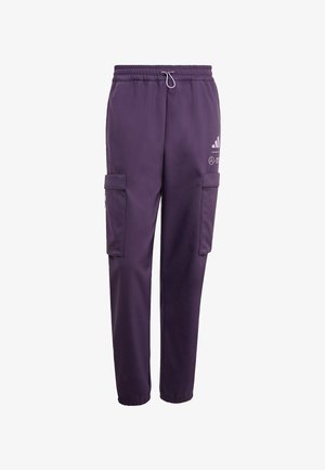 Fialové cargo kalhoty vyrobené z lehkého materiálu. Mají elastický pas, stahovací šňůrku a dvě boční cargo kapsy. Jednoduchý design s brandingovými akcenty.
